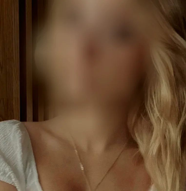 Larissa, 19