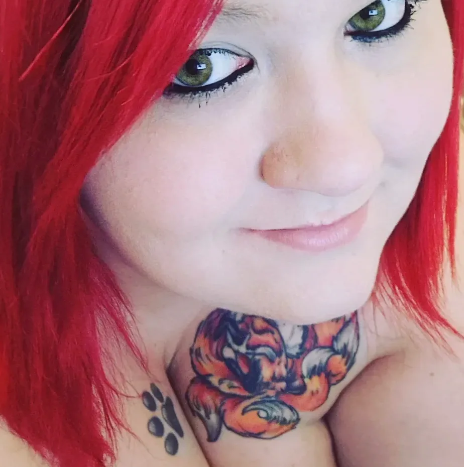 Lilly, 32