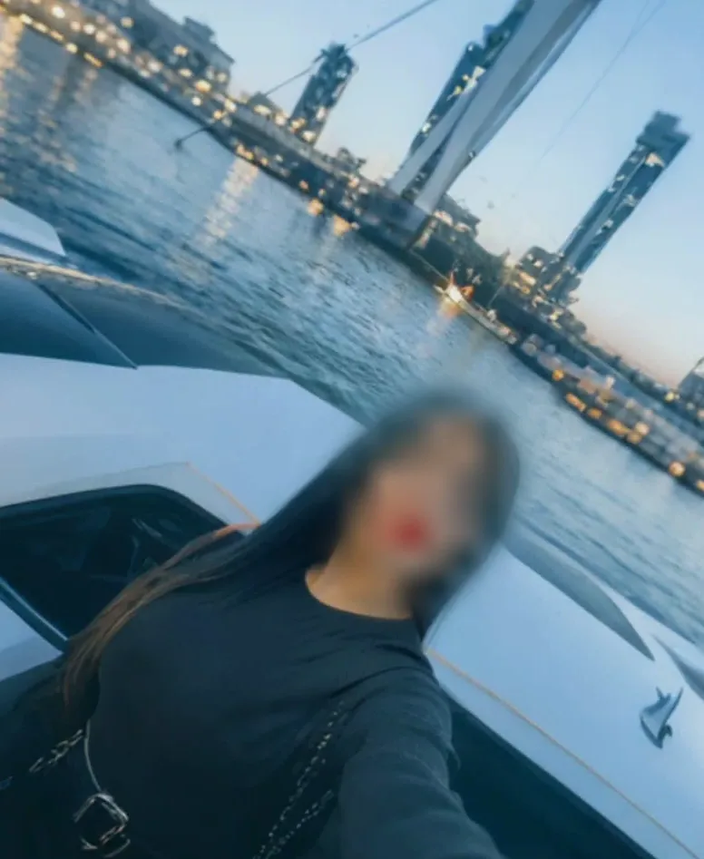 Sabrina, 35